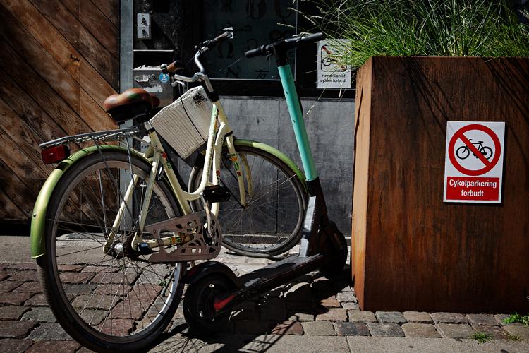 Et sammenstød mellem en cyklist og en fører af et elløbehjul sendte sidstnævnte på Rigshospitalet med et hovedtraume. Foto: Martin Lehmann/POLFOTO