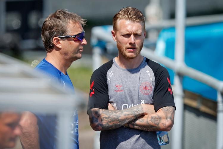 Simon Kjær roses af både landstræner Kasper Hjulmand, målmand Kasper Schmeichel og resten af landsholdet for sin store indsats som anfører, som spiller og som menneske.   Foto: Jens Dresling/POLFOTO