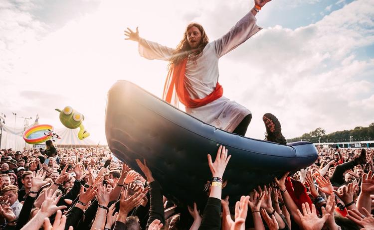 Cirka 10.000 rock- og metalfans besøgte i år Download Festival, der normalvis kan lukke 111.000 publikummer indenfor. Foto: Matt Eachus, presse, Download Festival
