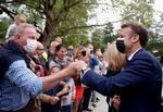     Præsident Macron mødte vælgerne på sit valgsted i badebyen Le Touquet i Nordfrankrig. Her klarede hans parti sig så dårligt, at det trods tilstedeværelsen af flere ledende minister på kandidatlisten kun opnåede godt otte procent af stemmerne. Foto: Christian Hartmann/Ritzau Scanpix