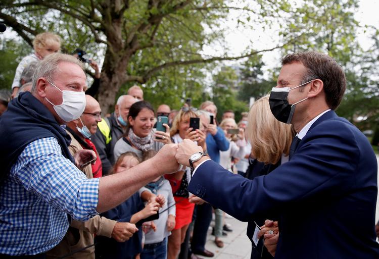     Præsident Macron mødte vælgerne på sit valgsted i badebyen Le Touquet i Nordfrankrig. Her klarede hans parti sig så dårligt, at det trods tilstedeværelsen af flere ledende minister på kandidatlisten kun opnåede godt otte procent af stemmerne. Foto: Christian Hartmann/Ritzau Scanpix