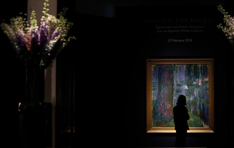 Blandt de i alt 120 stjålne kunstværker er blandt andet et af den franske maler Claude Monet. På billedet her ses Monet-maleriet 'Saule pleureur et bassin aux nympheas' på Christies auktionshus i London. Foto: Alastair Grant/Ritzau Scanpix