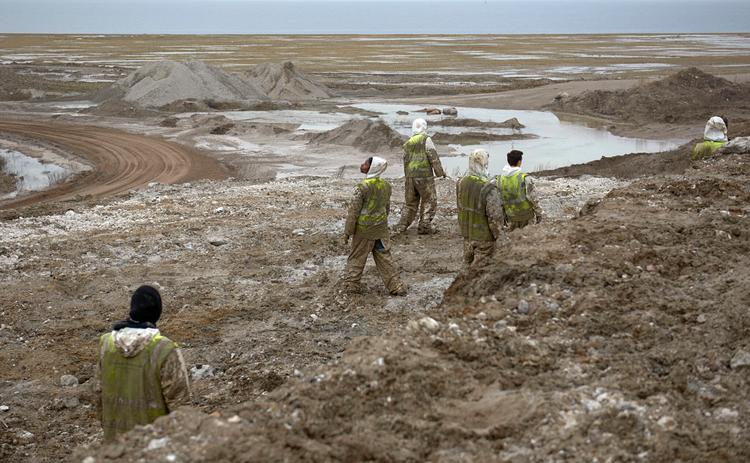 På opdagerfærd  med Nana Francisca Schottländer i Jorddepotet.. En fascinerende ny landskabshybrid, midt mellem ødemark, frodige græssletter og bjerge af jord og sten. Foto: Marine Gastineau 
