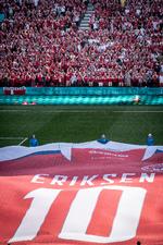 Det smukke var, at Eriksens holdkammerater og folk i Parken, og de mange, der sad foran deres skærme, ikke ønskede at lade Eriksen være – alene. Foto: Mads Claus Rasmussen/Ritzau Scanpix
