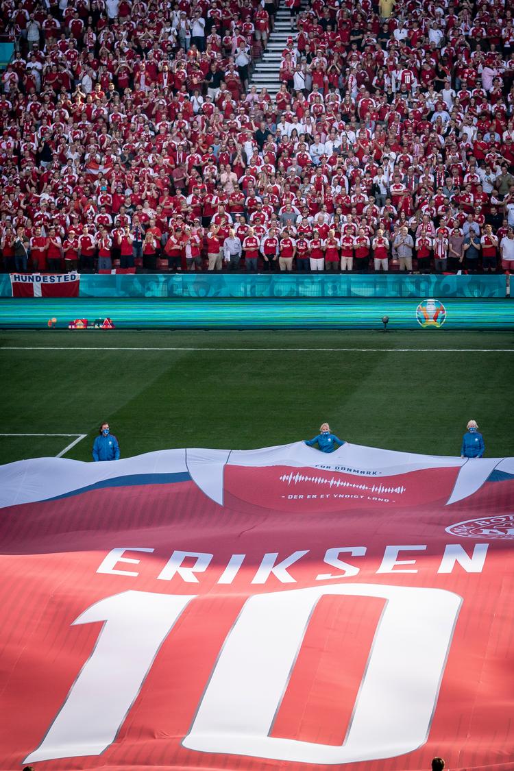 Det smukke var, at Eriksens holdkammerater og folk i Parken, og de mange, der sad foran deres skærme, ikke ønskede at lade Eriksen være – alene. Foto: Mads Claus Rasmussen/Ritzau Scanpix