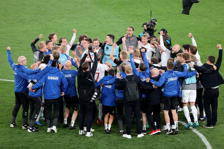 Glæden var til at mærke i Parken, da landsholdet endelig kunne slippe tøjlerne og give sig hen til den elektriske stemning.   Foto: Finn Frandsen/POLFOTO