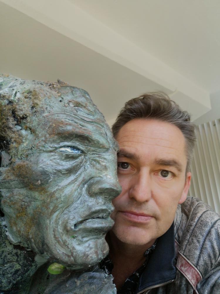 Michael Valeur begyndte karrieren som firserpoet og skriver aktuelt på en historisk roman om tiden op mod socialreformen i 1933. Foto: Privatfoto