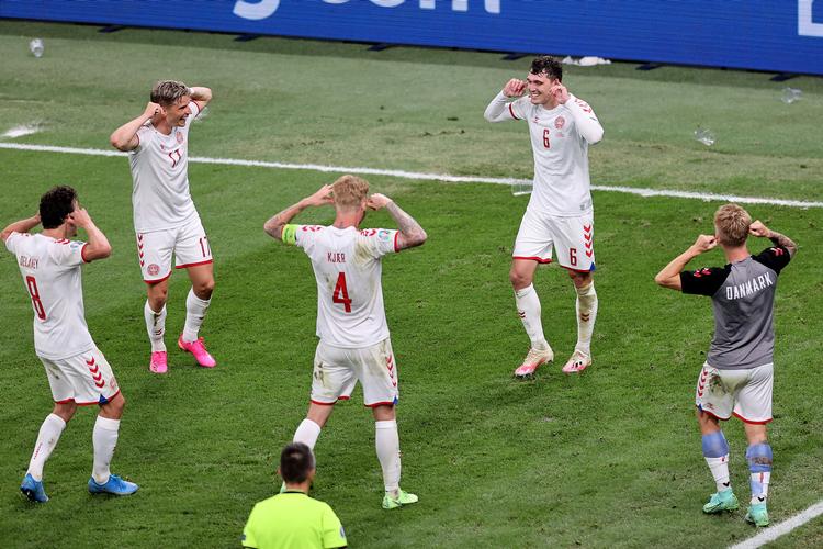 Da Andreas Christensen scorede til 3-1 mod Rusland, hyldede holdkammeraterne ham ved at imitere pokalen med de store ører - Champions League-trofæet, som 'AC' for nylig vandt med Chelsea.  Foto: Finn Frandsen/POLFOTO
