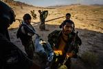 De afghanske regeringstropper er trængt i defensiven i stadigt flere områder af Taleban. Her bliver soldater evakueret fra et af brændpunkterne af en amerikansk Blackhawk-helikopter. Men den flyver snart hjem. Foto: Marcus Yam/Ritzau Scanpix