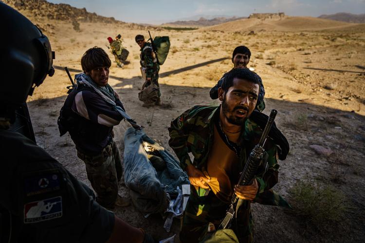 De afghanske regeringstropper er trængt i defensiven i stadigt flere områder af Taleban. Her bliver soldater evakueret fra et af brændpunkterne af en amerikansk Blackhawk-helikopter. Men den flyver snart hjem. Foto: Marcus Yam/Ritzau Scanpix