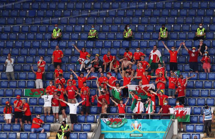 Da Wales søndag spillede mod Italien i Rom, var der fans på lægterne. Sådan vil det sandsynligvis ikke være i Amsterdam på lørdag mod Danmark, oplyser en skuffet walisisk minister til BBC. Foto: Ryan Pierse/Ritzau Scanpix