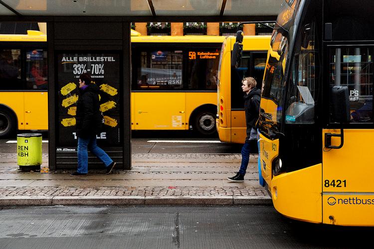 Der er forskellige måder at reagere på, hvis man tages uden billet i busserne. Dem skal kontrollørerne kende, så de kan forudse, hvad der kan ske, viser forskning. Arkivfoto Foto: Thomas Borberg/POLFOTO