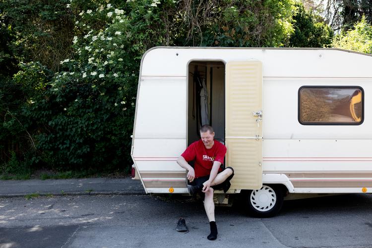 Allan Birk er hjemløs, men har netop købt sig en campingvogn. Det har været muligt, fordi han er en af 103 borgere, der har fået kontanthjælp med tilbagevirkende kraft i Københavns Kommune.  Foto: Thomas Borberg/POLFOTO