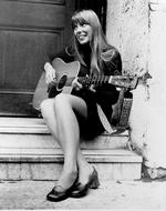 Joni Mitchell albumdebuterede i 1968, hvor billedet er fra. Tre år senere udkom 'Blue', der betragtes som et hovedværk i rock- og pophistorien. Da magasinet Rolling Stone sidste år lavede en liste over alle tiders bedste 500 album, var 'Blue' nummer 3. Førstepladsen tog Marvin Gayes 'What's Going On', og på plads nummer to lå The Beach Boys' 'Pet Sounds'.  Foto: Polfoto/Ritzau Scanpix