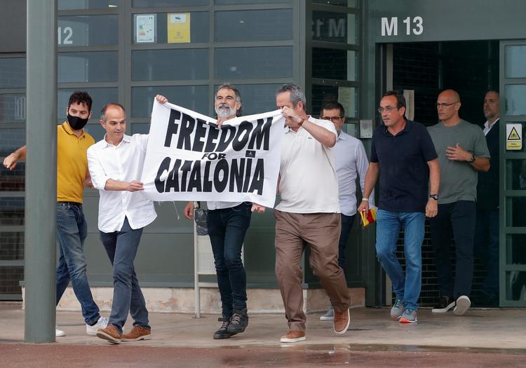    De catalanske ledere vandrede ud af fængslet med krav om frihed for Catalonien. Men både den spanske regering og EU afviser enhver tanke om en folkeafstemning uden en aftale med den spanske regering - som siger klart nej. Foto: Albert Gea/Ritzau Scanpix