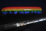 Uefa afviste tirsdag en anmodning fra myndighederne i München om at lyse Allianz Arena op i regnbuefarver til onsdagens EM-opgør mellem Tyskland og Ungarn. Nu har forbundet lavet sit logo i regnbuefarver. Foto: Andreas Gebert/Ritzau Scanpix