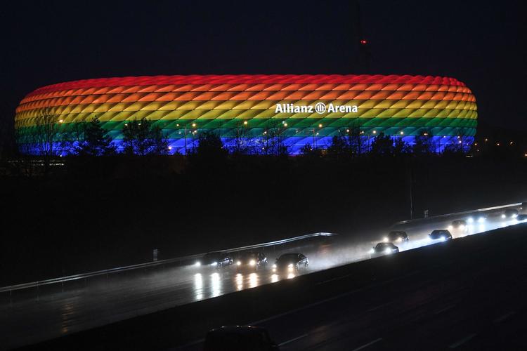 Uefa afviste tirsdag en anmodning fra myndighederne i München om at lyse Allianz Arena op i regnbuefarver til onsdagens EM-opgør mellem Tyskland og Ungarn. Nu har forbundet lavet sit logo i regnbuefarver. Foto: Andreas Gebert/Ritzau Scanpix