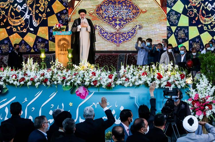 Ebrahim Raisi taler i Mashdad i det nordvestlige Iran, efter han vandt præsidentvalget. Foto: Mohsen Esmaeilzadeh/Ritzau Scanpix
