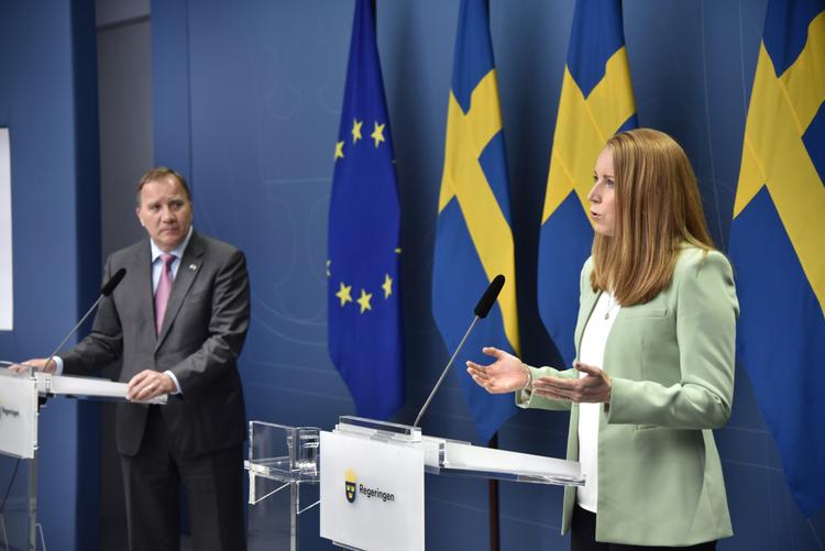 Statsminister Stefan Löfven (S) ved mandagens pressemøde sammen med Centerpartiets leder, Annie Lööf.  Foto: 10510 Lars Schröder/tt/Ritzau Scanpix