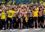     Brøndby-tilhængere fejrer klubbens mesterskab. Det er dem og tilhængere i klubber andre steder, som risikerer at blive tabere, hvis rene pengeinteresser får større indflydelse på fodbolden end i dag. Foto Kenneth Meyer