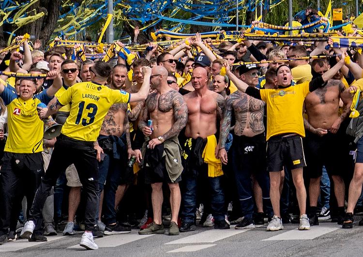     Brøndby-tilhængere fejrer klubbens mesterskab. Det er dem og tilhængere i klubber andre steder, som risikerer at blive tabere, hvis rene pengeinteresser får større indflydelse på fodbolden end i dag. Foto Kenneth Meyer