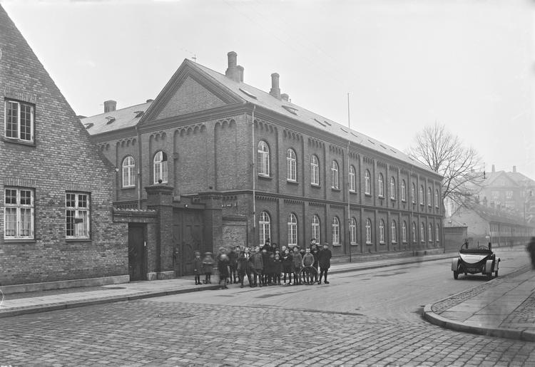 Gernersgades brosten ses her på et ældre foto af Kadetskolen. Foto: Holger Damgaard/POLFOTO