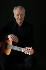 Lars Hannibal med sin trofaste følgesvend, guitaren. Foto: Søren Solkær