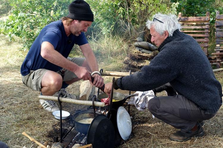 Lejrliv for voksne. Jørgen og Nikolaj elsker camping, dåseøl og piberygning. 
 Foto: Jens Skov, DR.