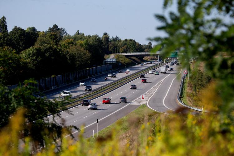 Der bygges både flere og bredere veje hvert år, og det asfaltveje fylder nu klart mere på jordoverfladen end samtlige Danmarks søer og vandløb, viser tal fra Danmarks Statistik og Vejdirektoratet. Foto: Finn Frandsen/POLFOTO