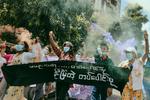 Demonstranter i Myanmars næststørste by, Mandalay. Foto: Handout/Ritzau Scanpix