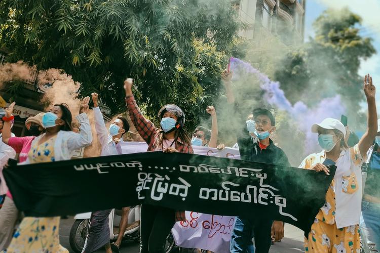 Demonstranter i Myanmars næststørste by, Mandalay. Foto: Handout/Ritzau Scanpix