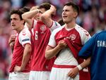 Billederne af Christian Eriksens kollaps fik 6.000 briter til at klage til BBC. Her er det Eriksens chokerede landsholdskammeratter Thomas Delaney, Andreas Christensen og Jonas Wind efter at EM-kampen mod Finland er blevet suspenderet.  Foto: Lars Poulsen