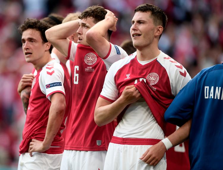 Billederne af Christian Eriksens kollaps fik 6.000 briter til at klage til BBC. Her er det Eriksens chokerede landsholdskammeratter Thomas Delaney, Andreas Christensen og Jonas Wind efter at EM-kampen mod Finland er blevet suspenderet.  Foto: Lars Poulsen