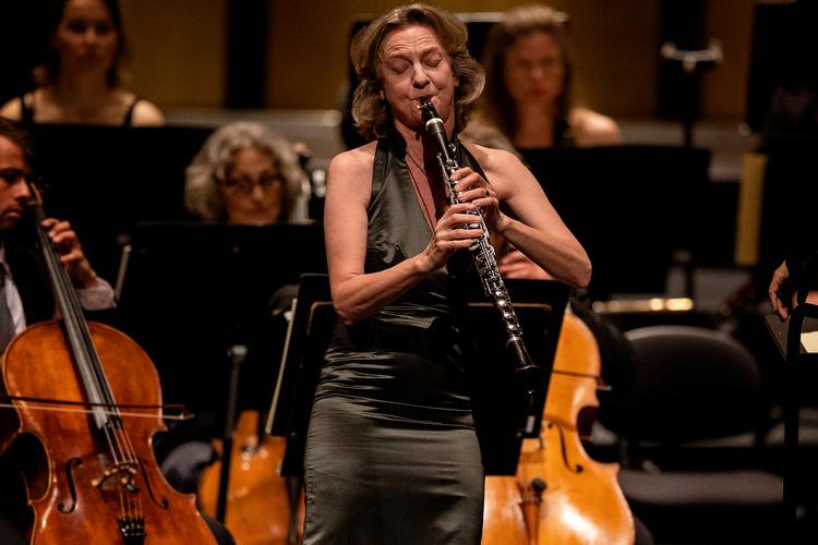 Sabine Meyer spillede Mozart på en gammeldags bassetklarinet, der gik hende til knæene, når hun holdt den lodret. Foto: Finn Frandsen/POLFOTO