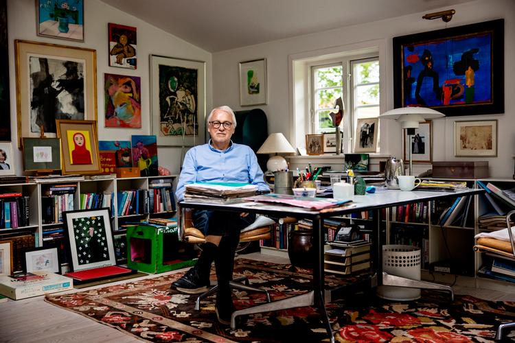 Ole M. Frederiksen på plads bag skrivebordet i Hornbæk. Her er udtænkt mange ideer og skøre påhit, men nu orker han ikke mere og trækker sig tilbage - dog ganske tilfreds. Foto: Jacob Ehrbahn/POLFOTO