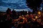 Fundene af hundredvis af børnelig har chokeret Canadas befolkning. Her er folk samlet ved Kamloops i British Columbia i den vestlige del af landet.  Foto: Cole Burston/Ritzau Scanpix