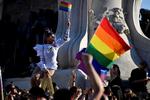 I Budapest går demonstranter på gaden for at protestere mod Viktor Orbans nyeste lov, der modarbejder LGBTQ-rettigheder.  Foto: Marton Monus/Ritzau Scanpix