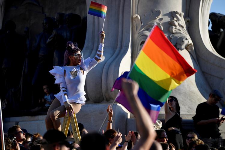 I Budapest går demonstranter på gaden for at protestere mod Viktor Orbans nyeste lov, der modarbejder LGBTQ-rettigheder.  Foto: Marton Monus/Ritzau Scanpix