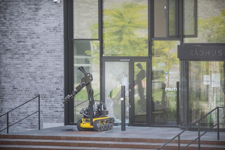 Politiet var massivt til stede foran Middelfart Rådhus, efter at en mand brød ind på rådhuset og affyrede fyrværkeri, hvilket fik politiet til at sende rullemarie ind. Foto: Tim Kildeborg Jensen/Ritzau Scanpix