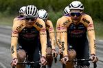 Mathieu van der Poel (til venstre) under en træningstur inden Tour de France-starten i det dress, der minder om det, som hans morfar Raymond Poulidor bar i sin storhedstid.
 Foto: Philippe Lopez/Ritzau Scanpix