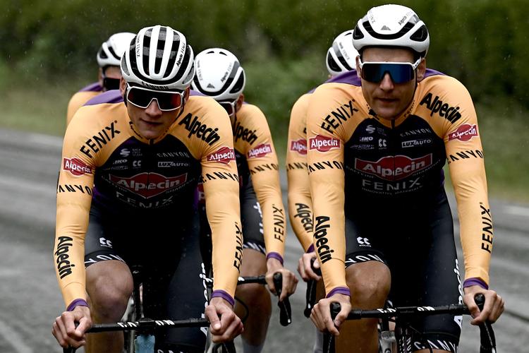 Mathieu van der Poel (til venstre) under en træningstur inden Tour de France-starten i det dress, der minder om det, som hans morfar Raymond Poulidor bar i sin storhedstid.
 Foto: Philippe Lopez/Ritzau Scanpix
