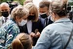     Sidste søndag kunne præsident Macron og fru Brigiitte stemme på præsidentens eget parti i Le Touquet i det nordlige Frankrig. Det fik så få stemmer, at det ikke kan stille op i dag, og den borgerlige regionsformand Xavier Bertrand reducerede Marine Le Pens stemmetal i regionen med 20 procent.  Foto: Ludovic Marin/Ritzau Scanpix