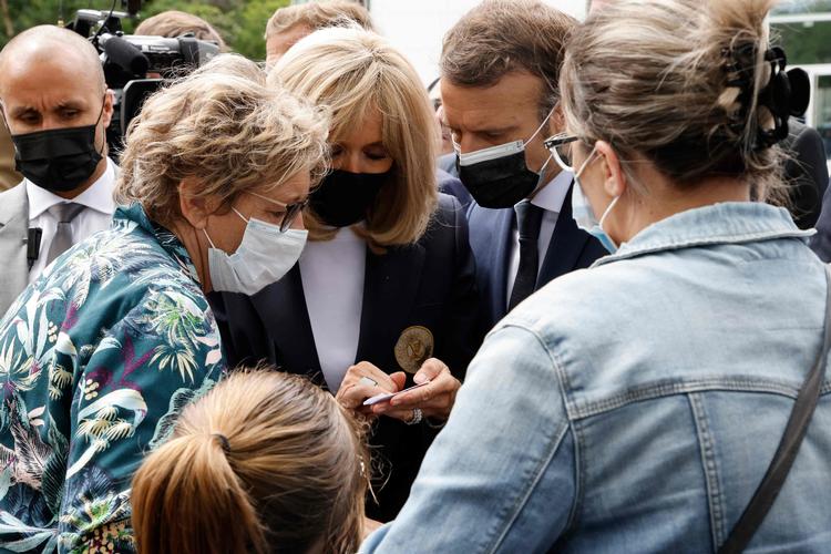     Sidste søndag kunne præsident Macron og fru Brigiitte stemme på præsidentens eget parti i Le Touquet i det nordlige Frankrig. Det fik så få stemmer, at det ikke kan stille op i dag, og den borgerlige regionsformand Xavier Bertrand reducerede Marine Le Pens stemmetal i regionen med 20 procent.  Foto: Ludovic Marin/Ritzau Scanpix