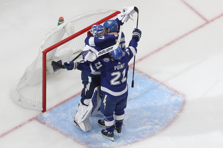     TAMPA, FLORIDA - JUNE 25: Andrei Vasilevskiy #88, Brayden Point #21 and Victor Hedman #77 of the Tampa Bay Lightning celebrate after defeating the New York Islanders 1-0 in Game Seven of the NHL Stanley Cup Semifinals during the 2021 NHL Stanley Cup Finals at Amalie Arena on June 25, 2021 in Tampa, Florida. Mike Carlson/Getty Images/AFP == FOR NEWSPAPERS, INTERNET, TELCOS &amp; TELEVISION USE ONLY ==   Foto: Mike Carlson/Ritzau Scanpix