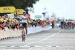 29-årige Julian Alaphilippe (Deceuninck-Quick Step) slap nådigt fra de to store styrtepisoder på 1. etape  og susede mod karrierens sjette etapegevinst i Tour de France.  Foto: Christophe Petit Tesson/Ritzau Scanpix