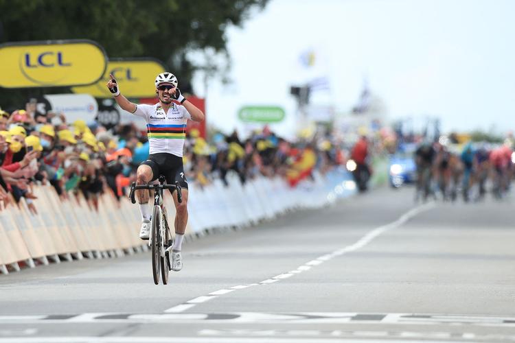 29-årige Julian Alaphilippe (Deceuninck-Quick Step) slap nådigt fra de to store styrtepisoder på 1. etape  og susede mod karrierens sjette etapegevinst i Tour de France.  Foto: Christophe Petit Tesson/Ritzau Scanpix