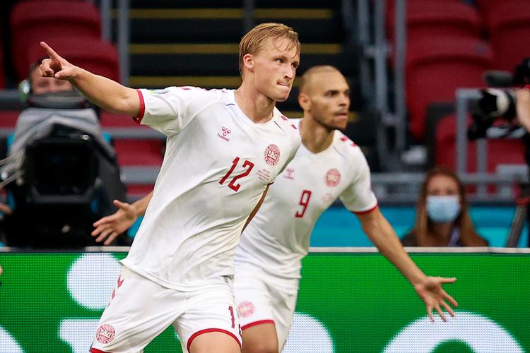  Kasper Dolberg jubler med Martin Braithwaite, der lagde op til 2-0-målet og scorede til 4-0.  Foto: Jens Dresling/POLFOTO