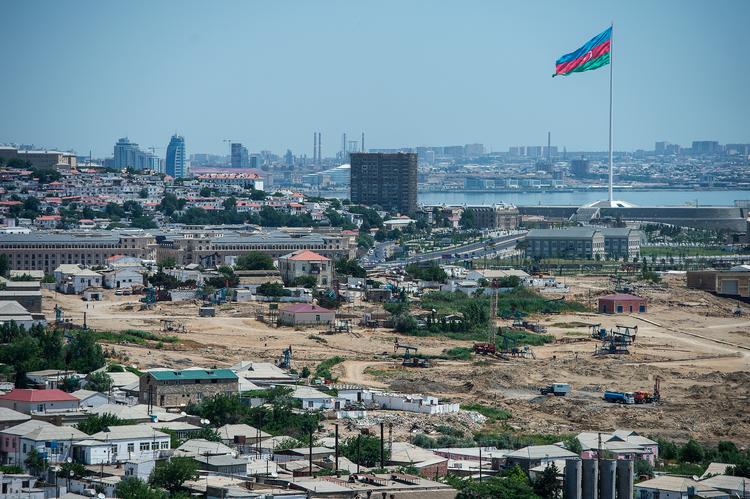  Udsigt over Baku, hovedsatden i Aserbajdsjan, hvor det danske landshold i næste uge møder enten Tjekkiet eller Holland.   Foto: Ole Steen/POLFOTO