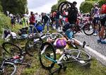 Det lignede en slagmark ved de to massestyrt, der satte et voldsomt præg på 1. etape. Foto: Anne-christine Poujoulat/Ritzau Scanpix