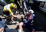 Hollænderen Mathieu van der Poel lykønskes af franskmanden Julian Alaphilippe, der må af med sin gule førertrøje og tilbage i VM-trikoten.
 Foto: Daniel Cole/Ritzau Scanpix